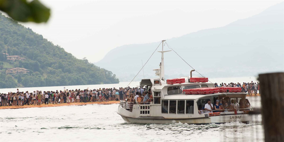 Floating Piers von Christo, nur etwas grösser als die Seerose