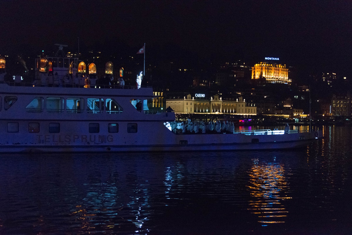 Beggrieder Samichlais fährt auf der Autofähre Tellsprung in Luzern ein