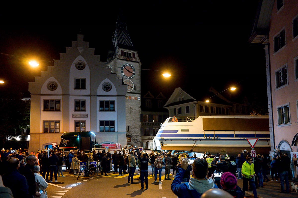 Motorschiff Schwyz wird durch die Stadt Zug gezogen