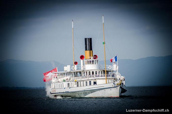 Pendler-Dampfschiff auf dem Genfersee