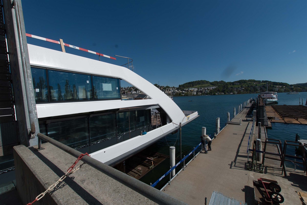 neues Motorschiff in Luzern zu Wasser gelassen