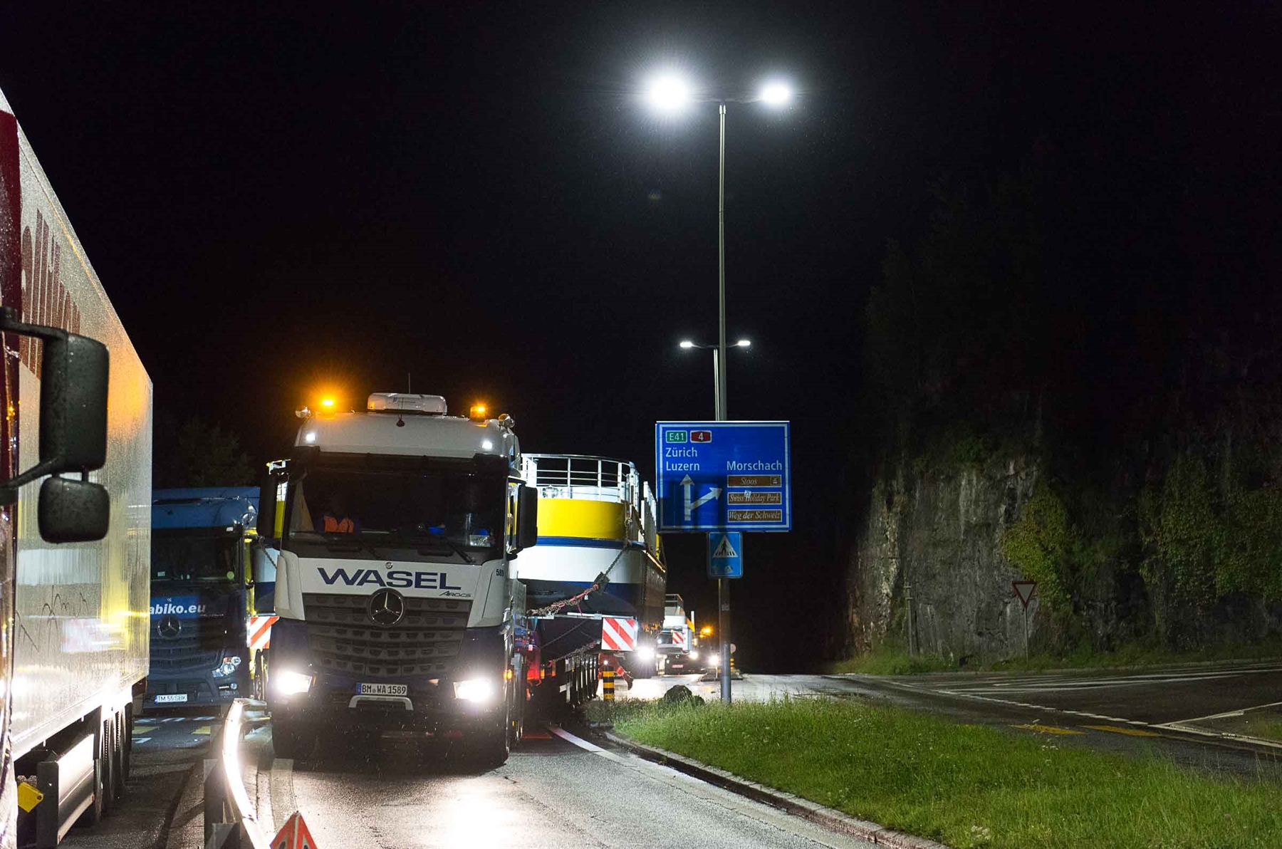 Ein Schiff fährt durch den Gotthard - Einwasserung des Katja Boat