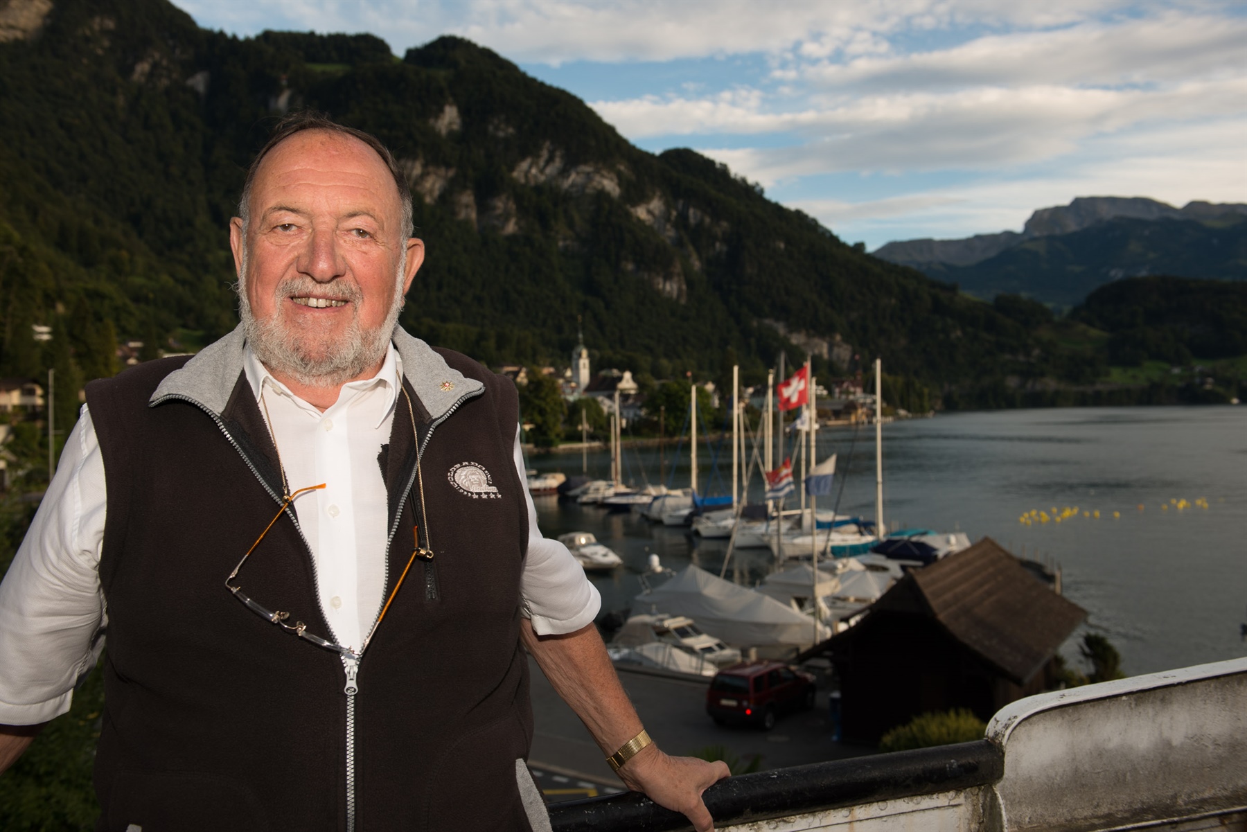 Dampfschiff Pilatus lächelt auf die Seerose hinunter